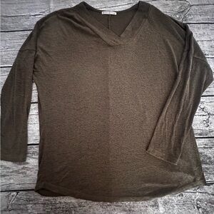 Women’s long sleeve top, super soft warm fabric. V-neck, pretty olive color. XL